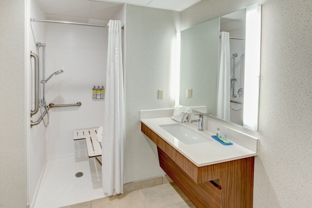 Holiday Inn Express & Suites West Long Branch - Eatontown 34/74