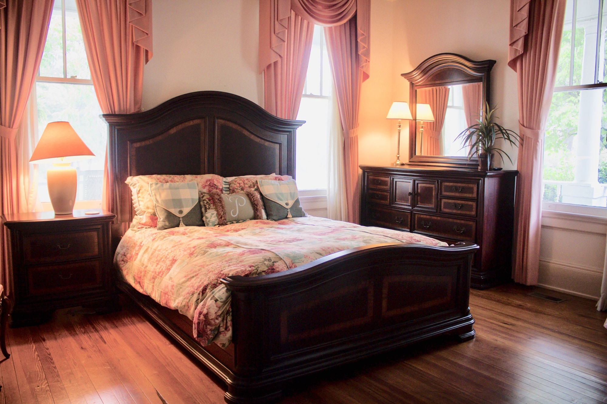 Manor, Queen Bed