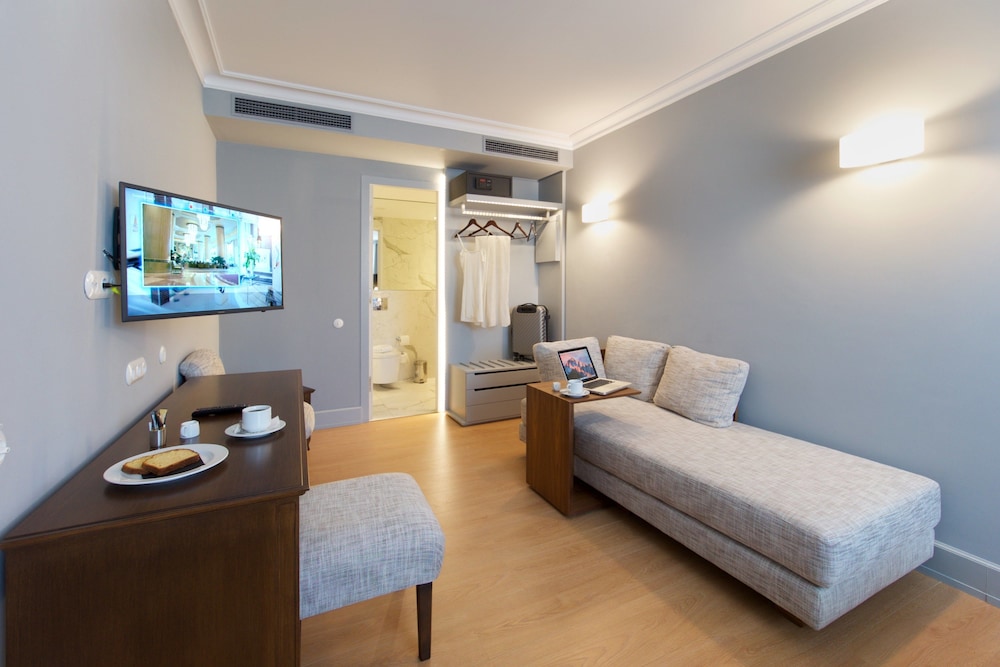 Aenos Hotel 46/62