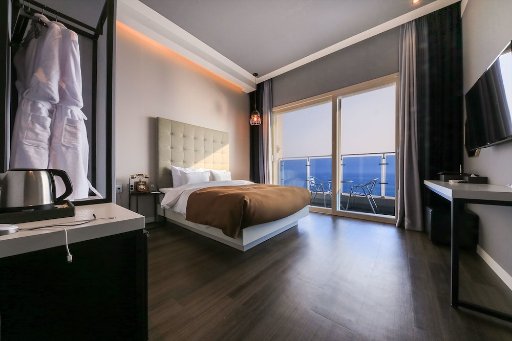 Merry Mud Hotel 19/37