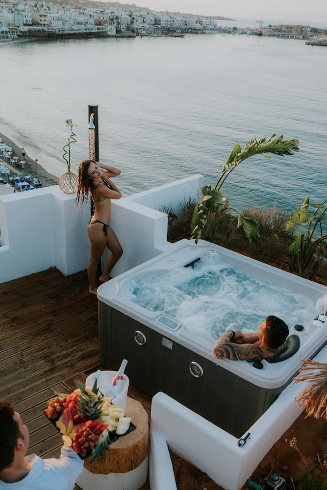 Kahlua Sea View Suites 44/67