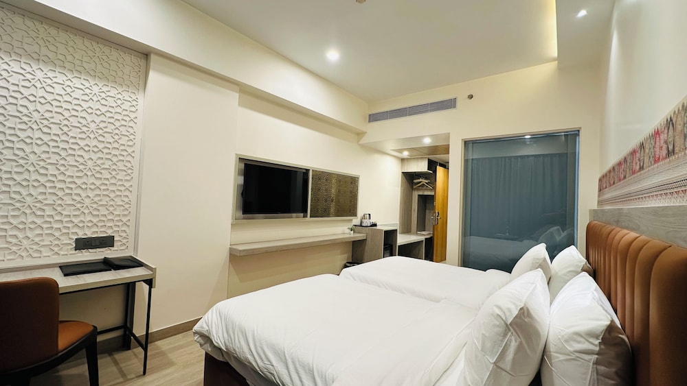 CLUB, TWIN BEDS