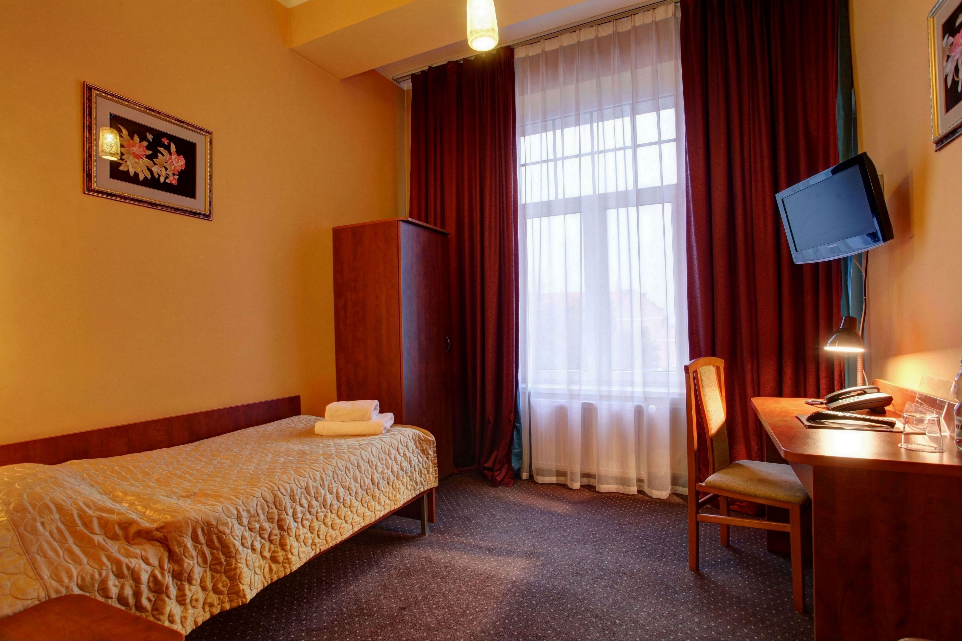 ROOM, SINGLE