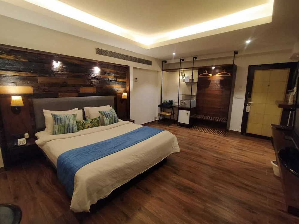 CLUB, STUDIO, KING BED