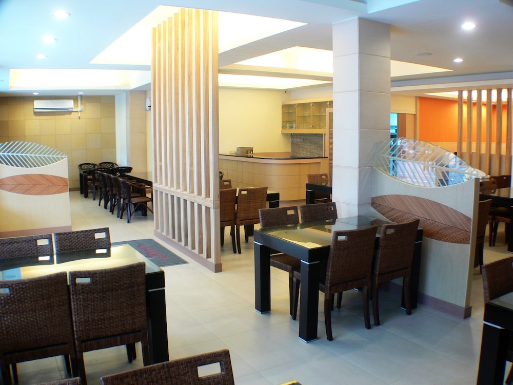 Travel Road Hotel 25/37