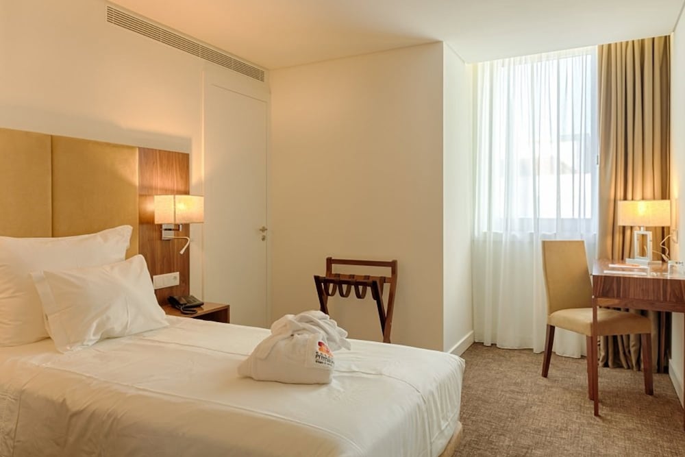 ROOM, SINGLE
