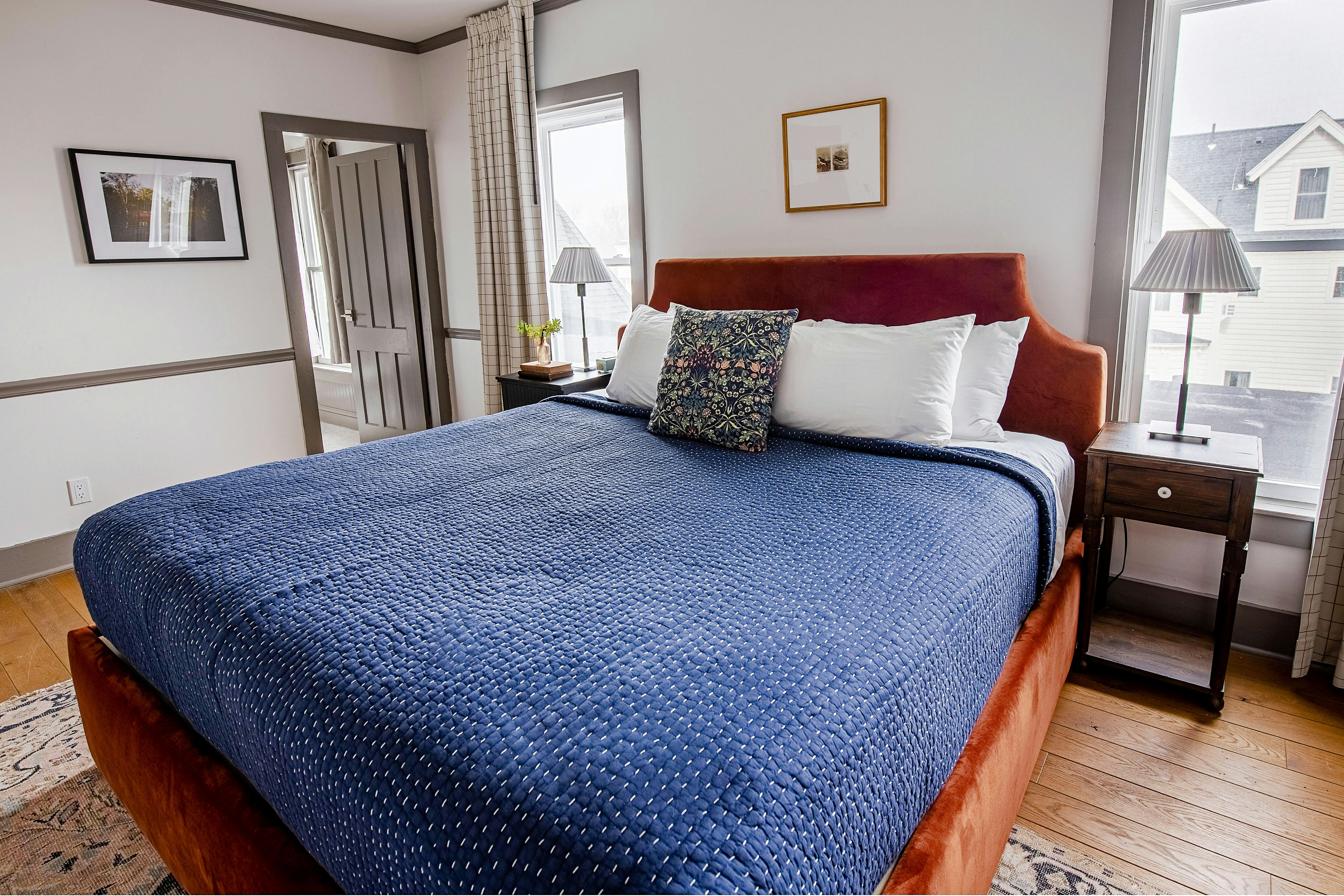 Charming, King Bed, Balcony