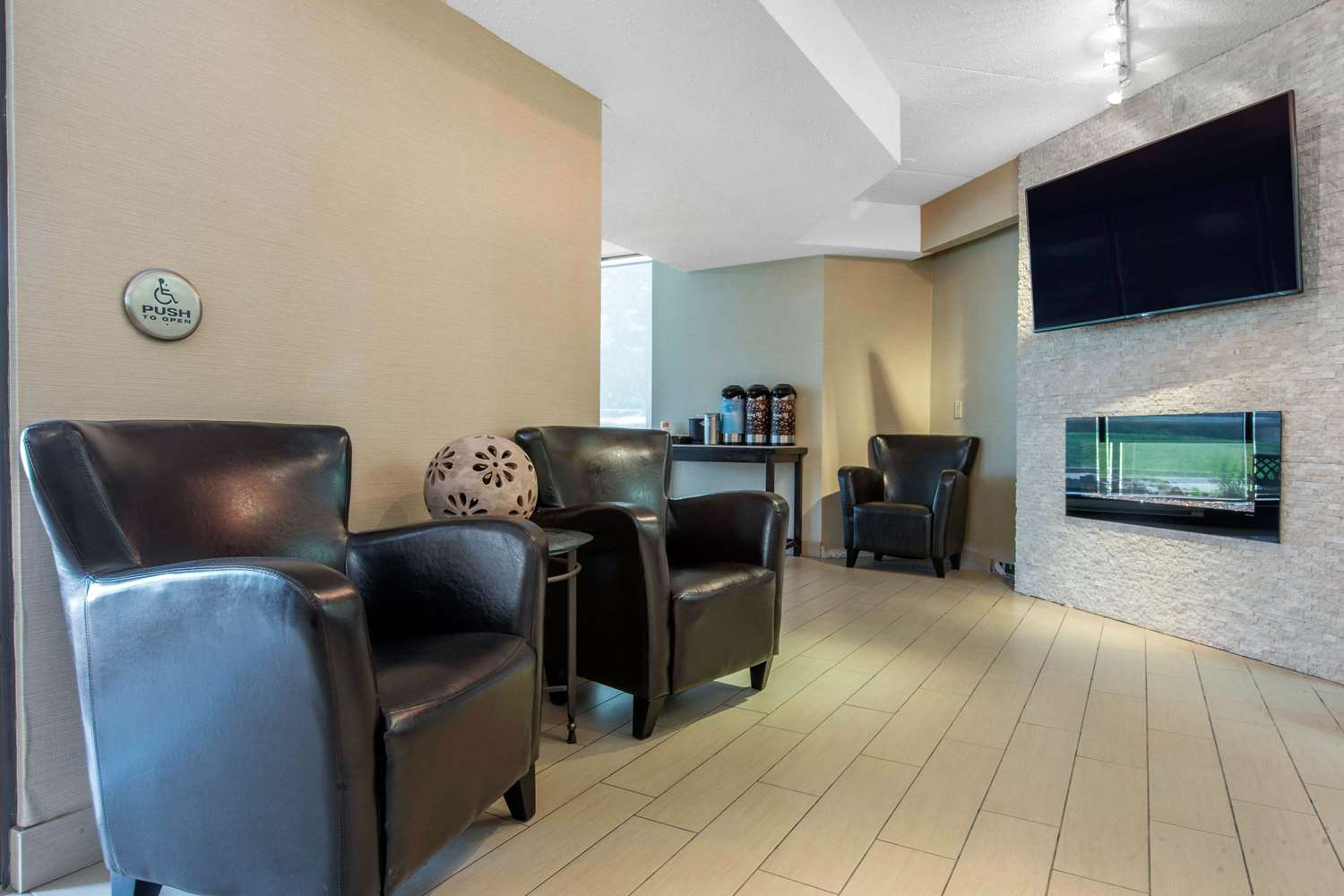 Comfort Inn North Bay, ON 20/24