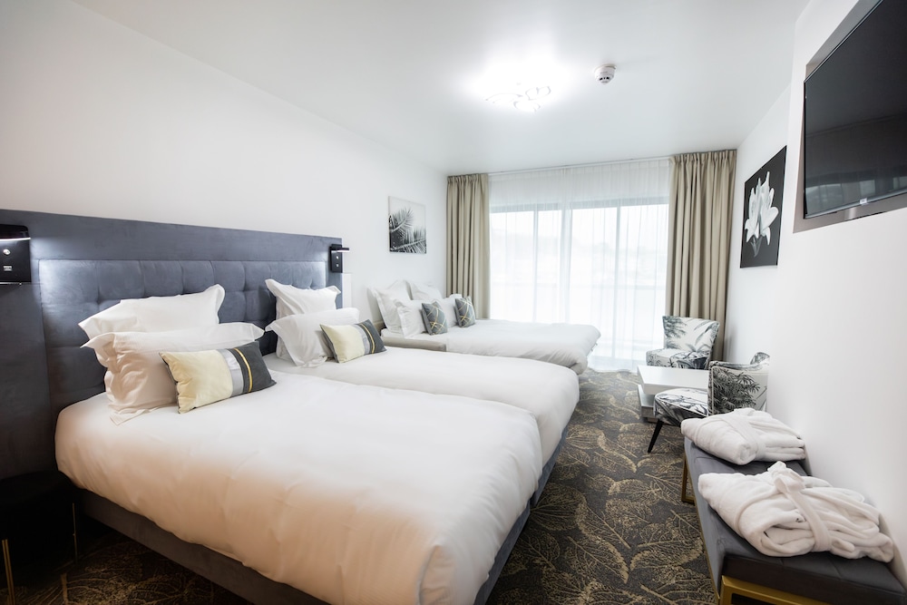 Superior, Twin Beds, Pond View, Sofa, Balcony