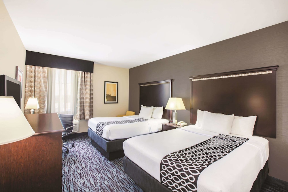La Quinta Inn & Suites by Wyndham Allen at The Village 7/32