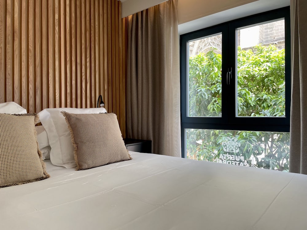 PUERTA CATEDRAL SUITES 25/50