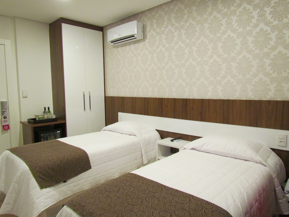 Holiday And Business Hotel 18/50
