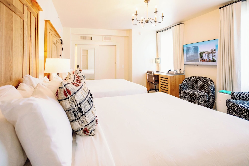 STANDARD, 2 QUEEN BEDS