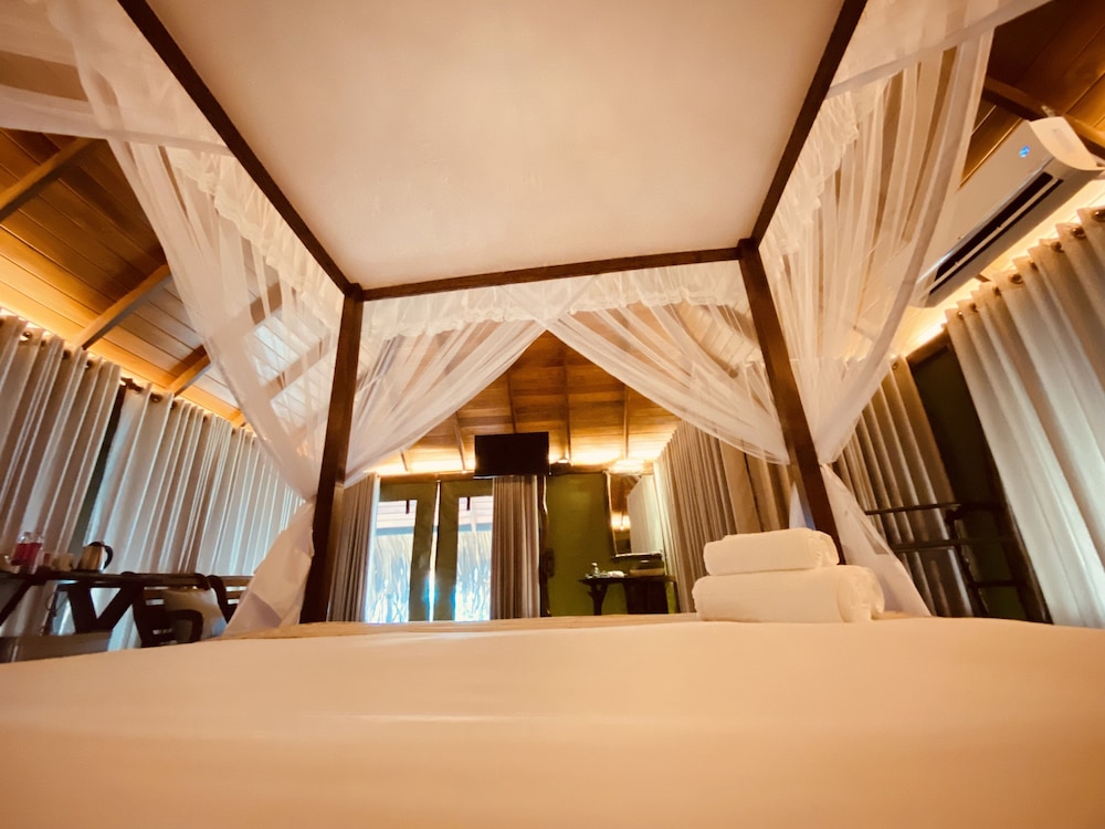 Yala Lake View Cabanas 2/28