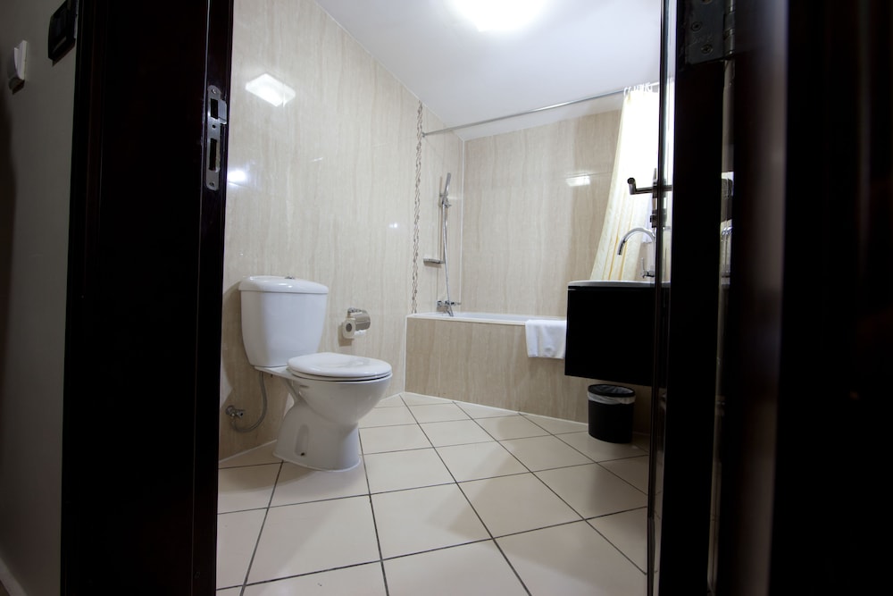 Oak Plaza East Airport Hotel 44/47