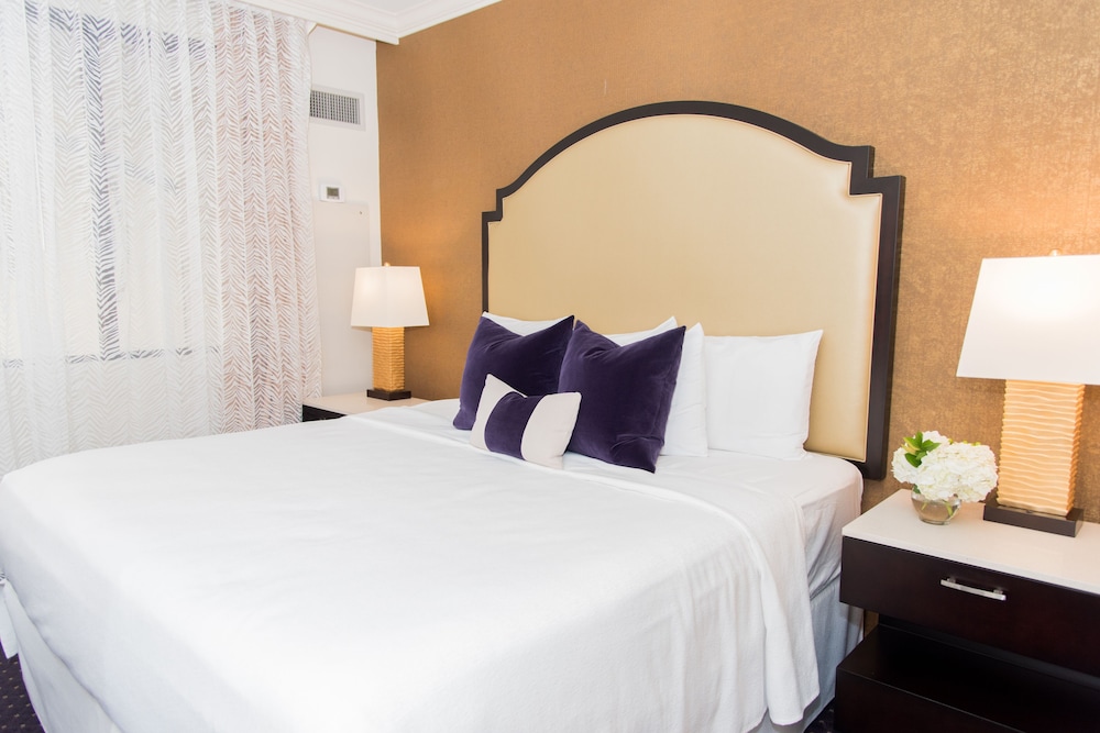 DELUXE, KING BED