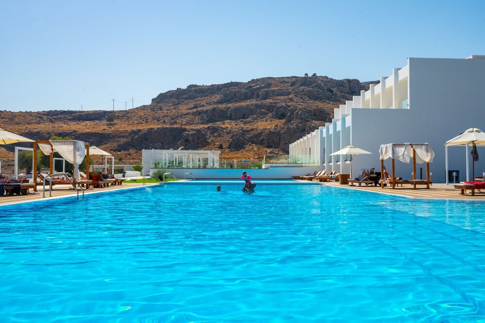 Kamari Plus Hotel 42/49