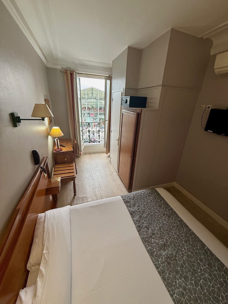 ROOM, QUADRUPLE