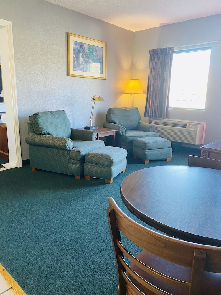 Travelers Place Inn & Suites 47/73