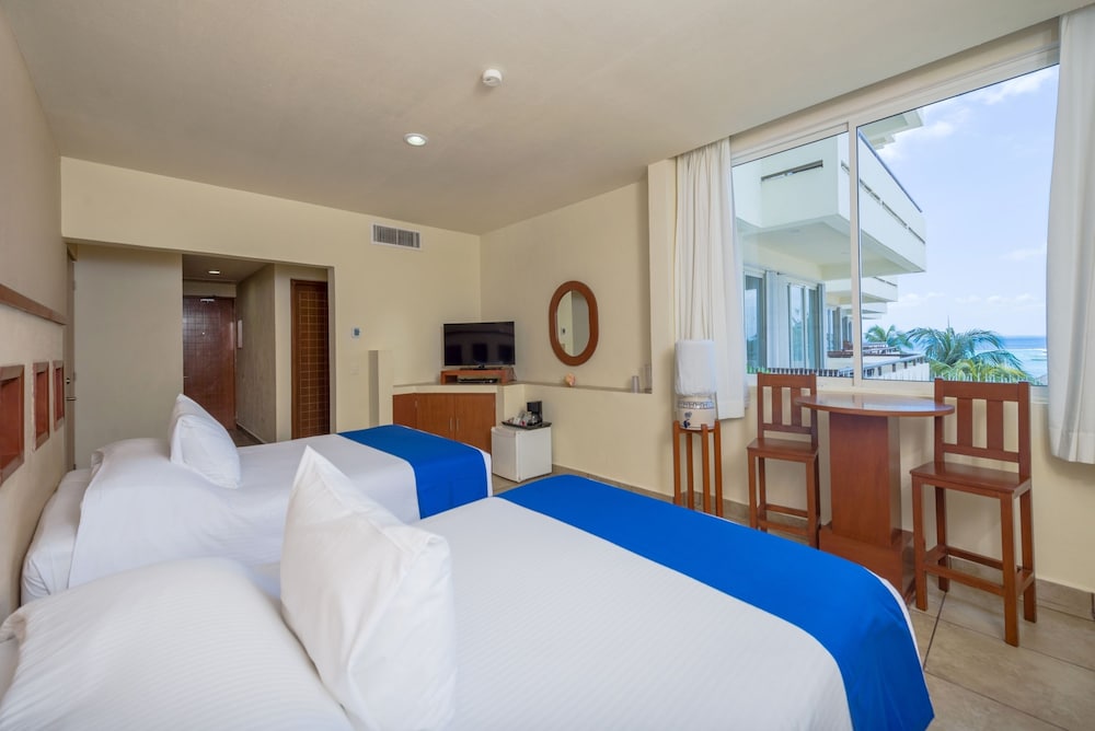 Ixchel Beach Hotel 12/50