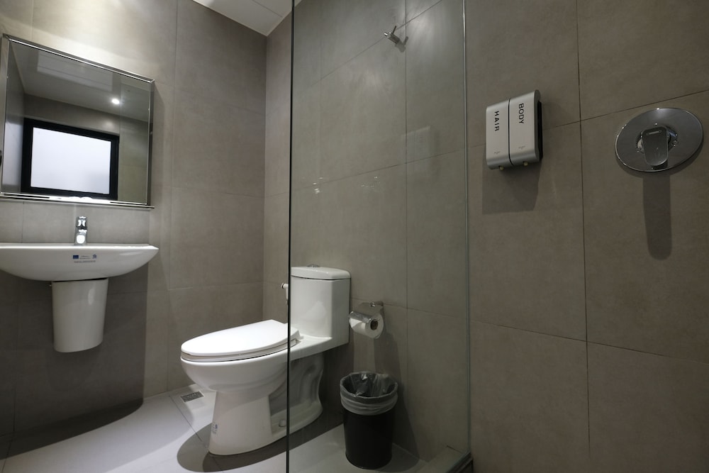 U Hotels Makati 56/56