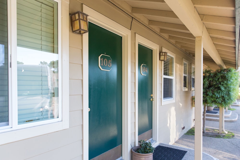 Sea Breeze Inn And Cottages 5/75