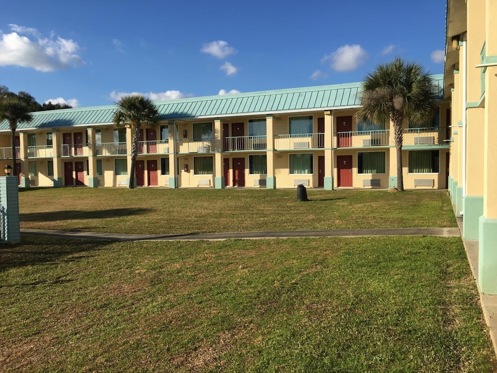 Garden Inn & Suites 24/28