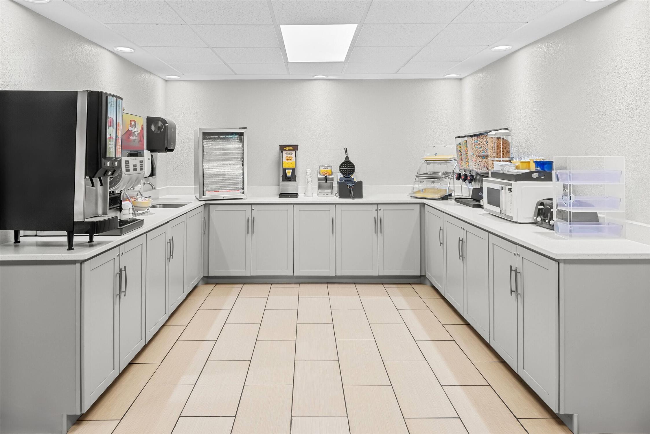 Days Inn & Suites By Wyndham Cedar Rapids 8/27