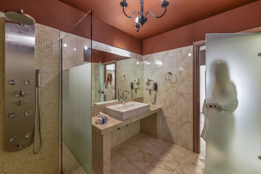 Elegance Luxury Executive Suites - Adults Only 45/58