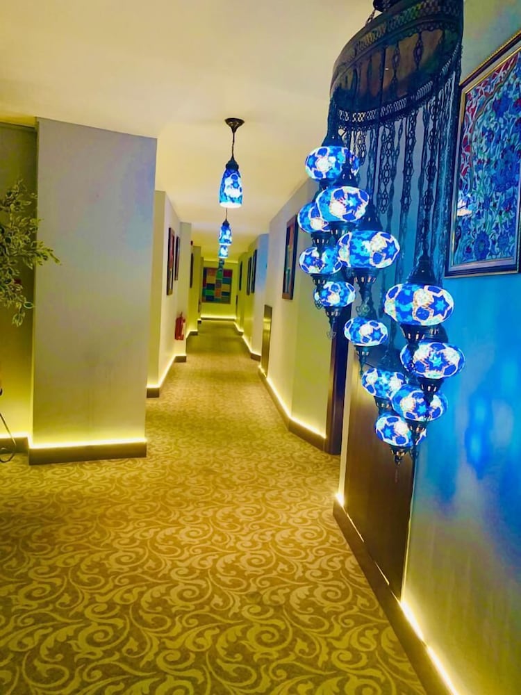 White Heaven Hotel 27/40