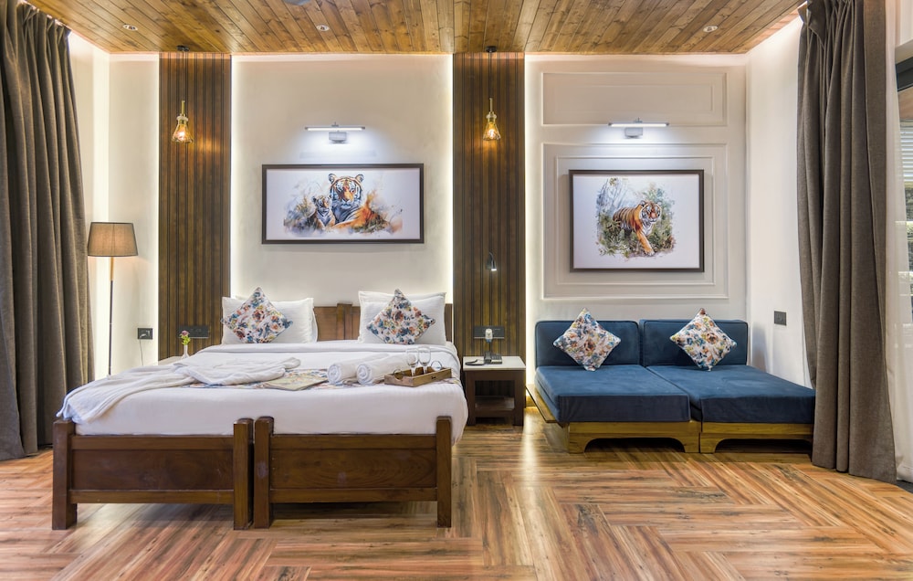 ROYAL, STUDIO, SUITE
