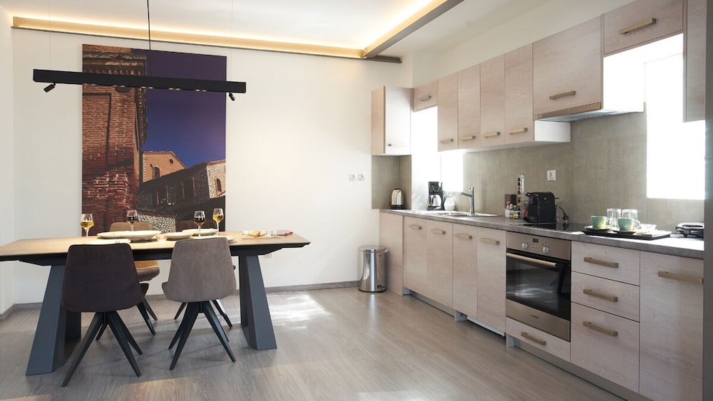 Athenian Residences 36/50