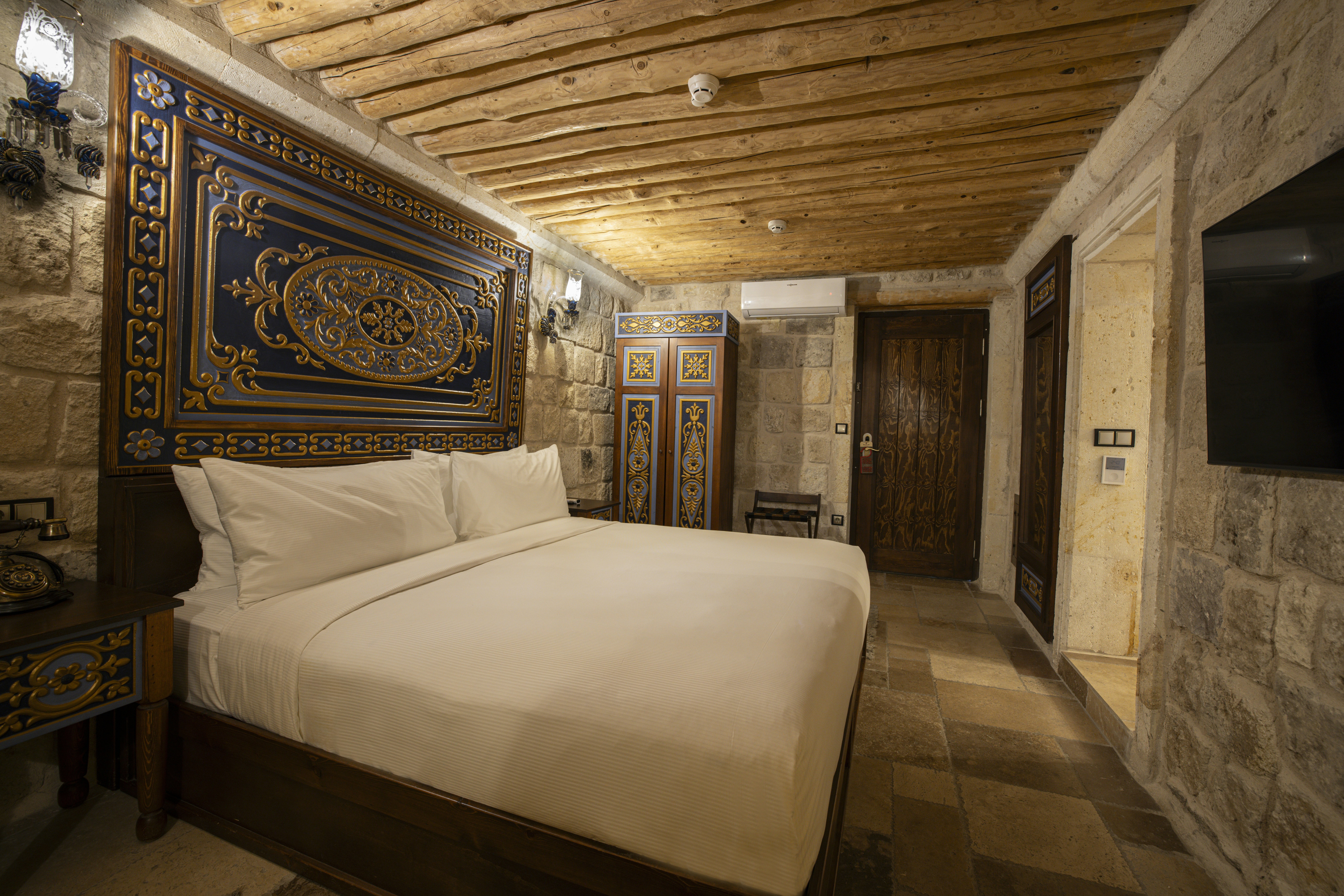 Cave, King Bed