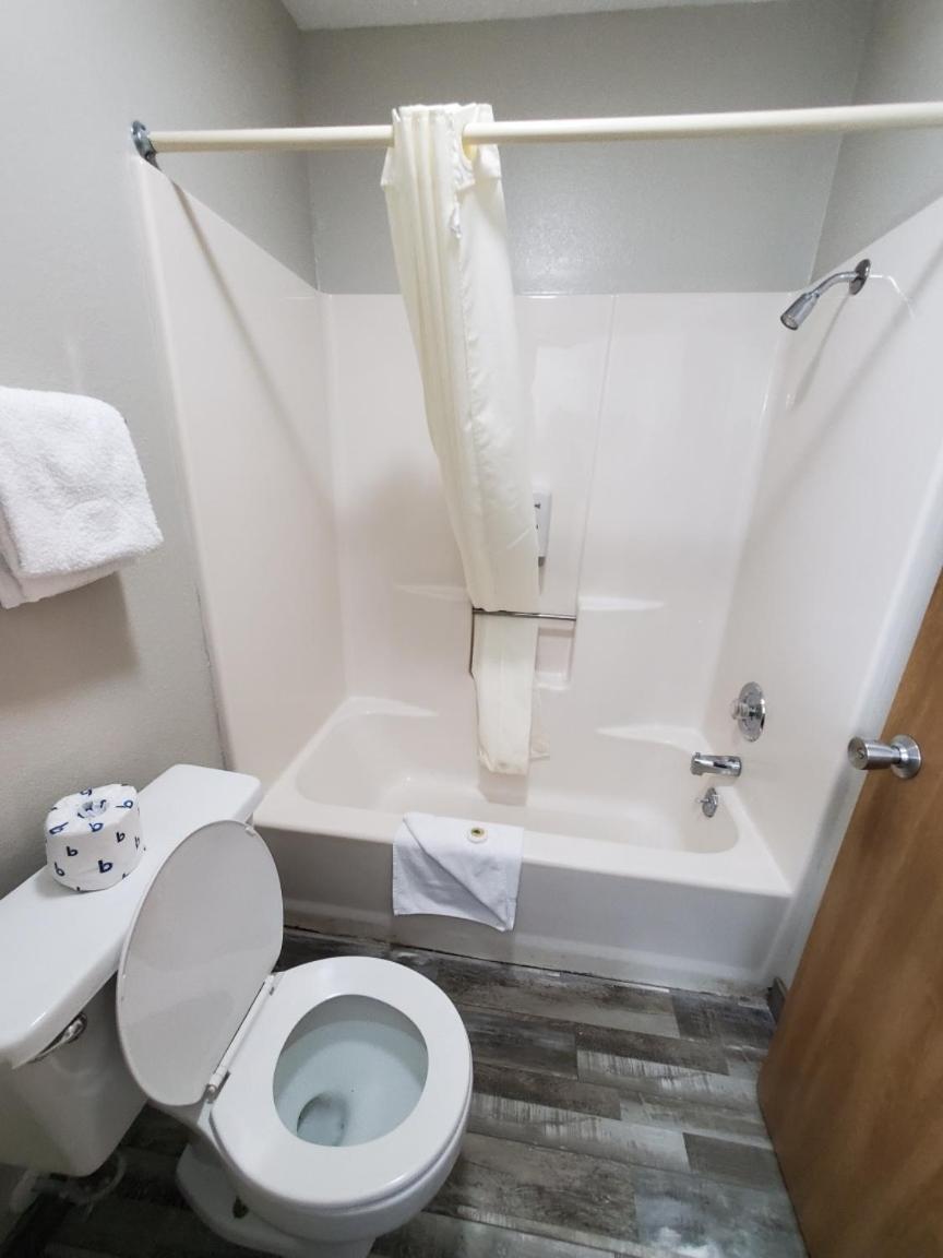 Twelve Oaks Inn 26/30