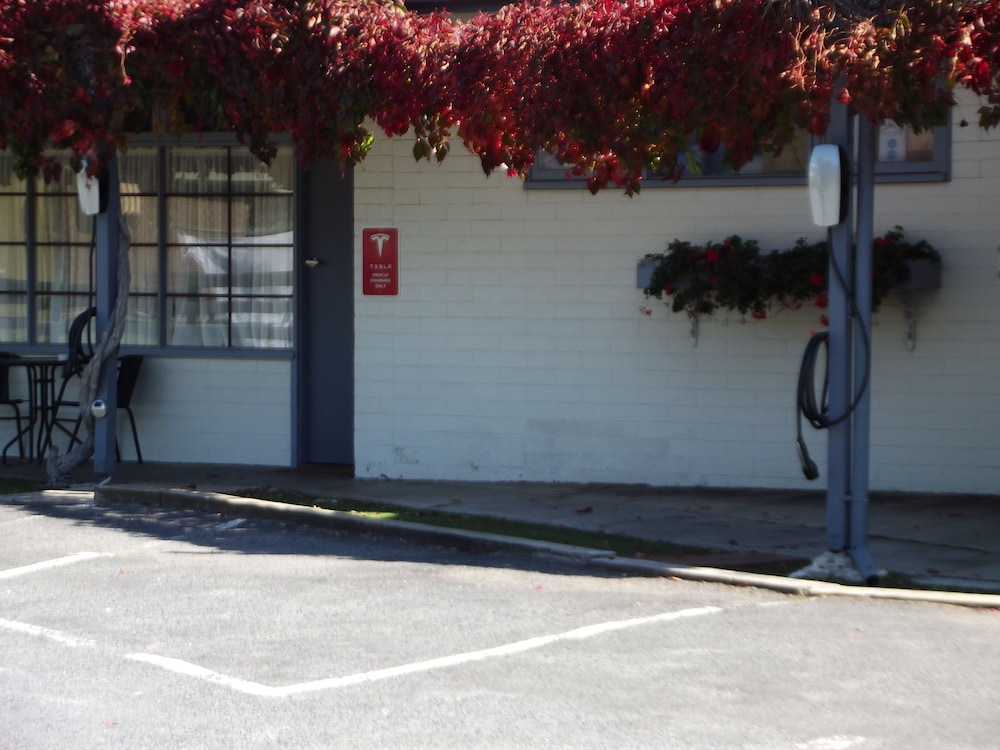 GUICHEN BAY MOTEL 36/54