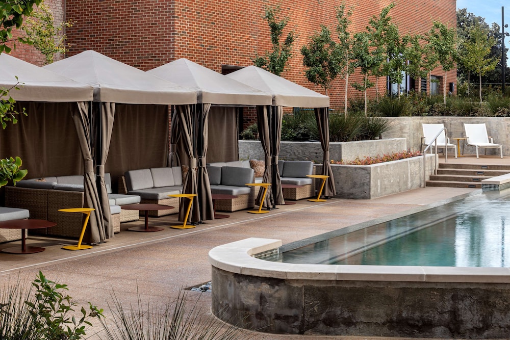 Hyatt Centric Beale Street Memphis 8/60