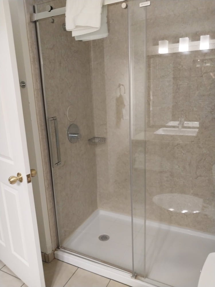 Country Inn & Suites by Radisson, Platteville, WI 45/48