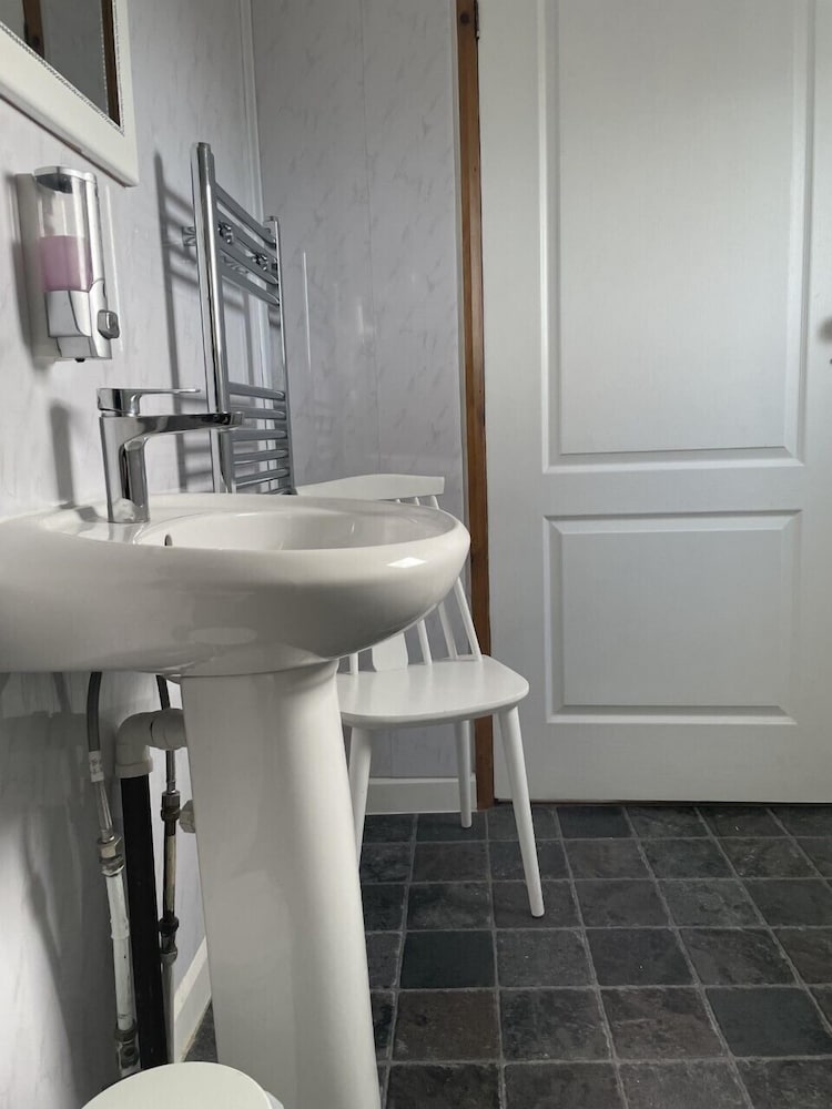Whiteways Hotel 32/34