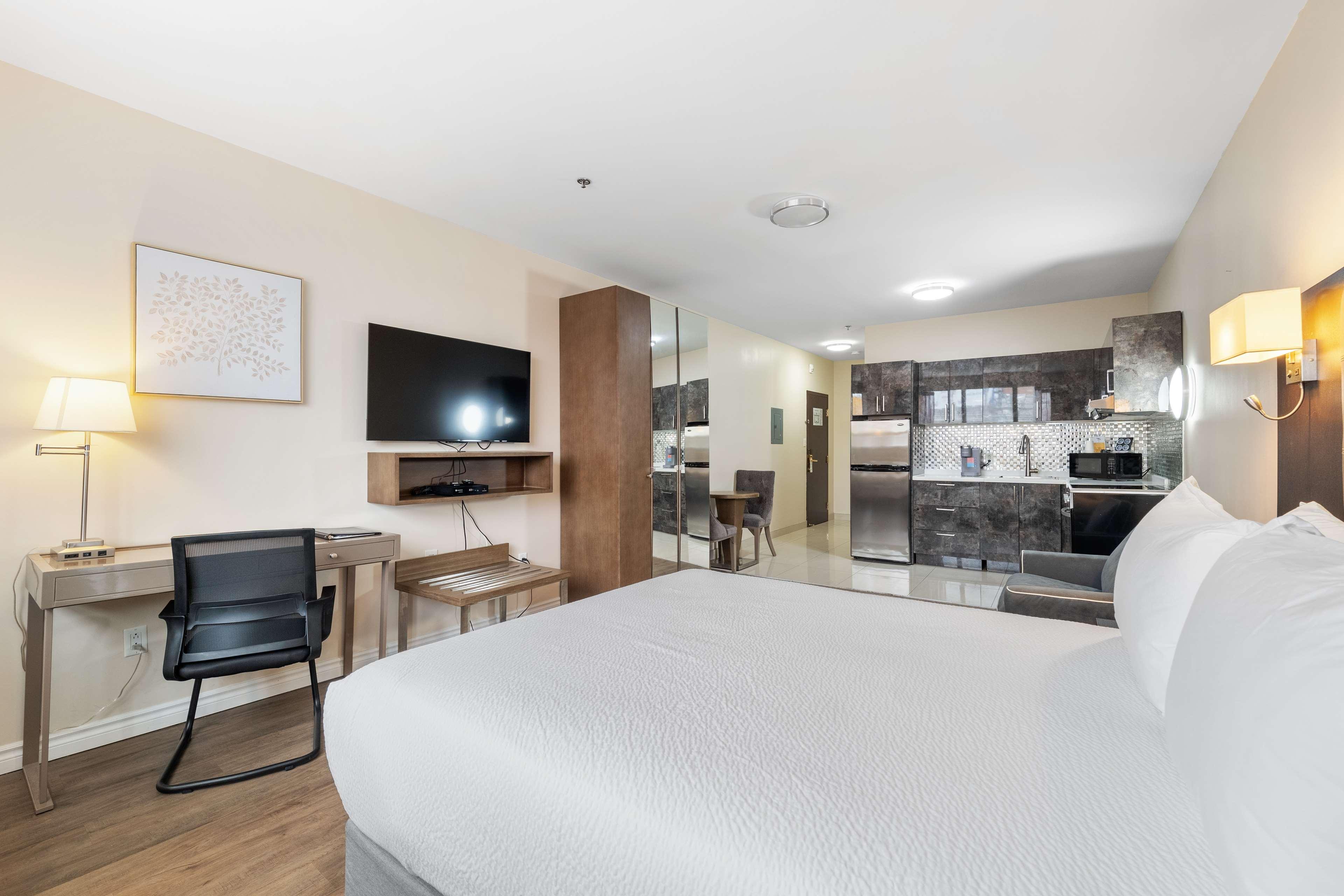 Room, Queen Bed, Kitchen, Large
