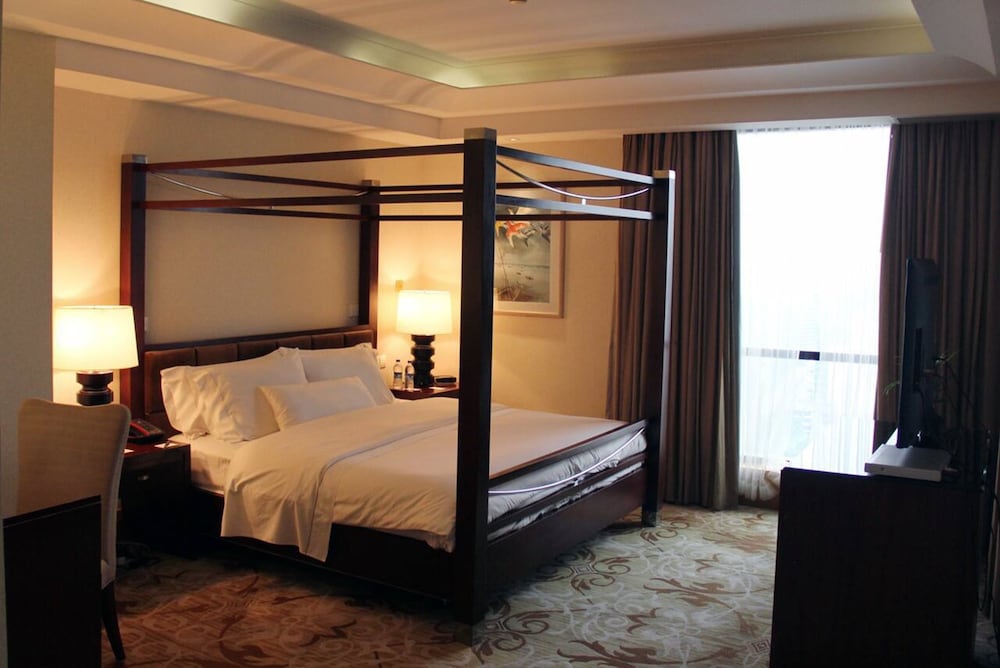 Presidential, Suite, King Bed, City View, Pool Side, Sofa