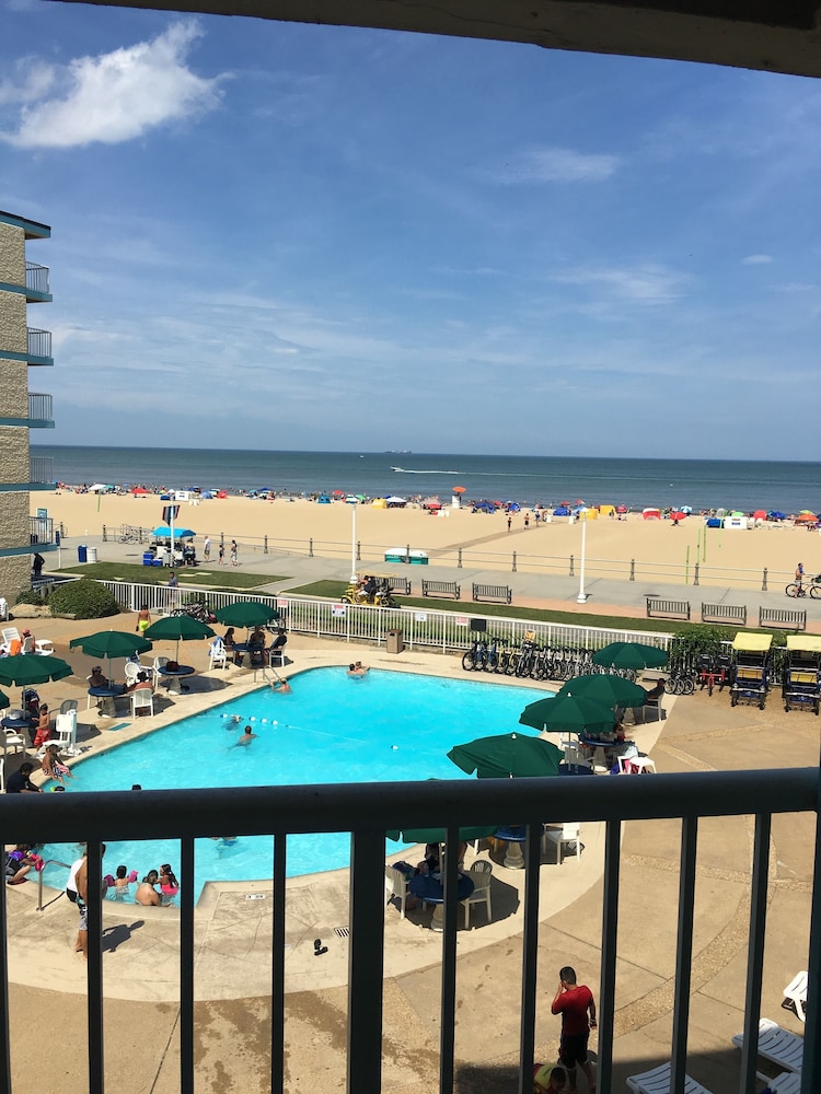 Spark by Hilton Virginia Beach Oceanfront thumb 2