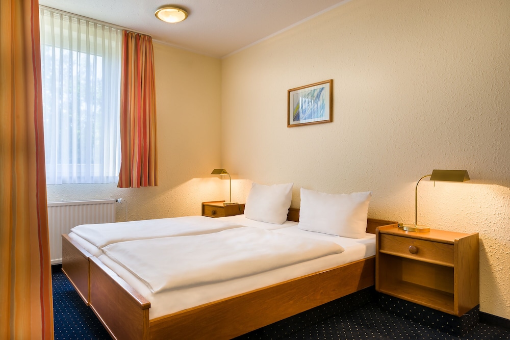 ROOM, DOUBLE BED