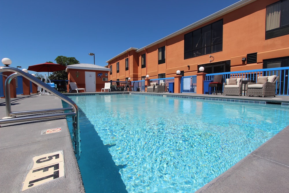 Hotel Pensacola 56/65