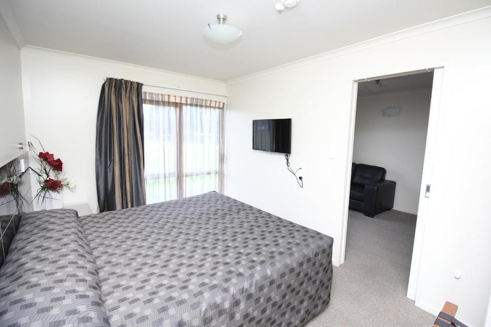 Admirals Motor Inn 23/77