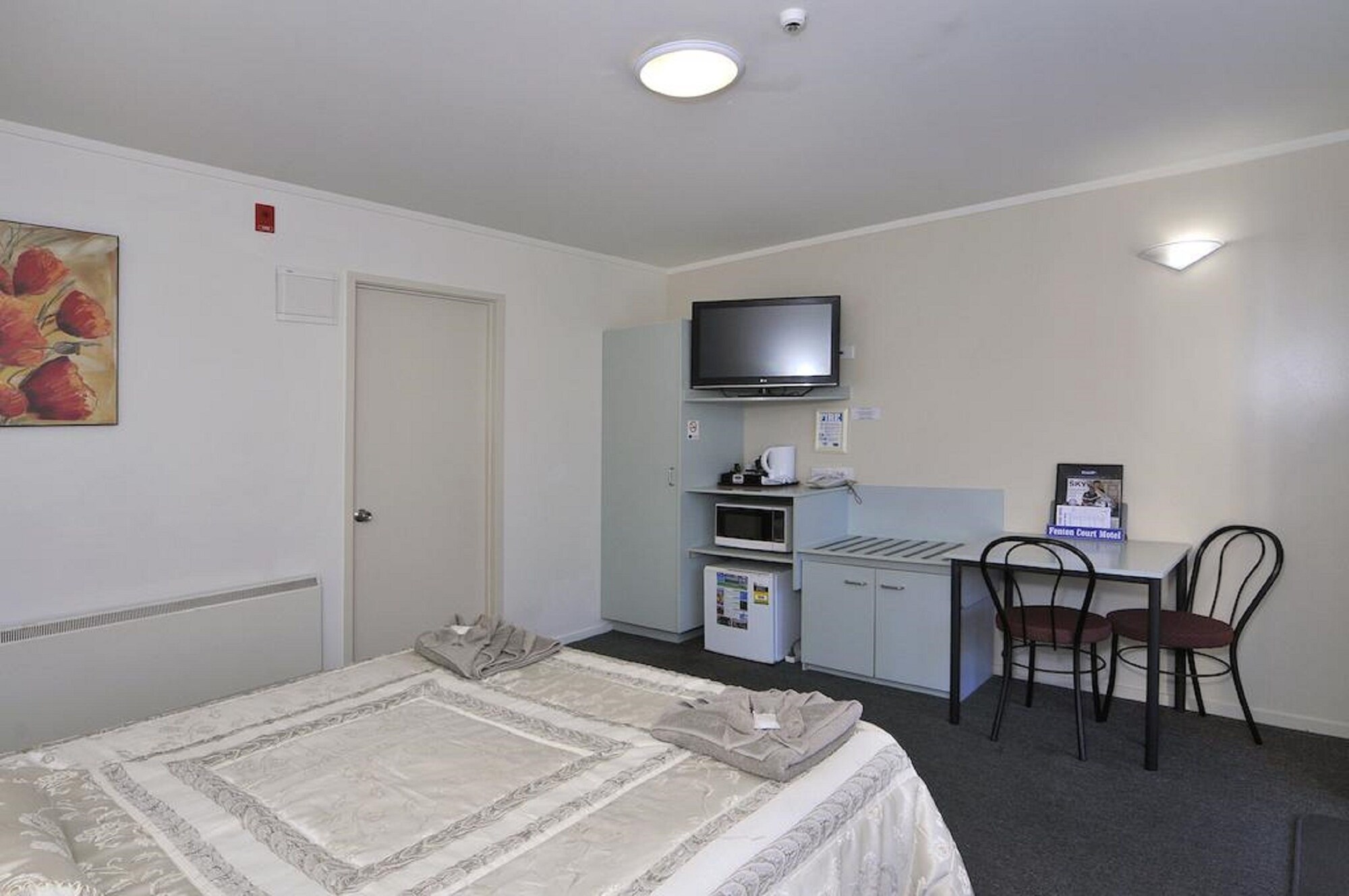 Upstairs, Studio, Queen Bed، Fenton Court Motel 5/7