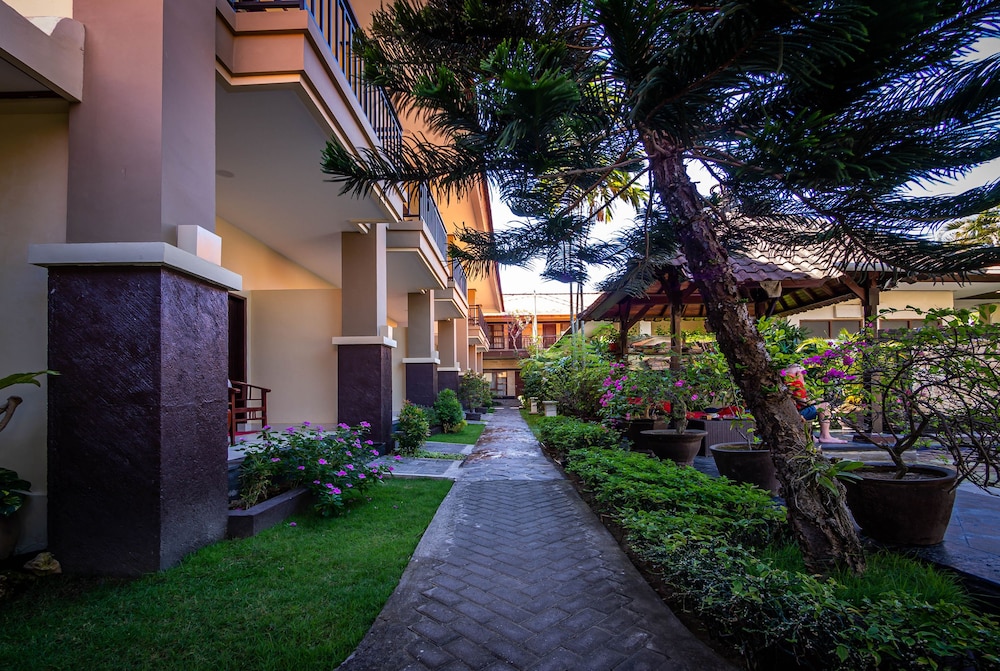 YULIA BEACH INN 51/67