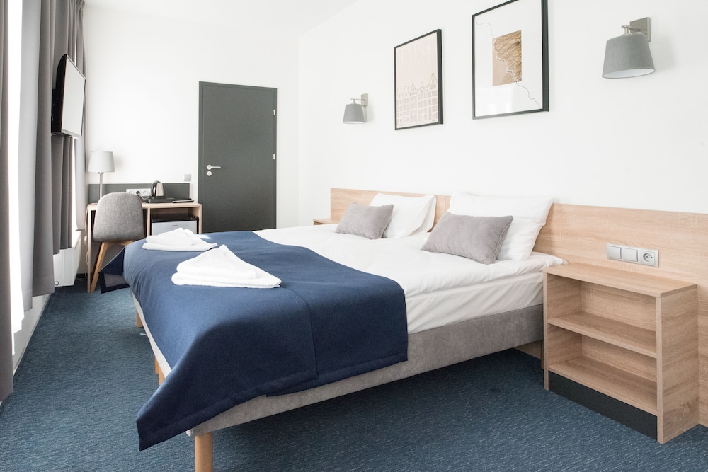 DELUXE, DOUBLE OR TWIN BED