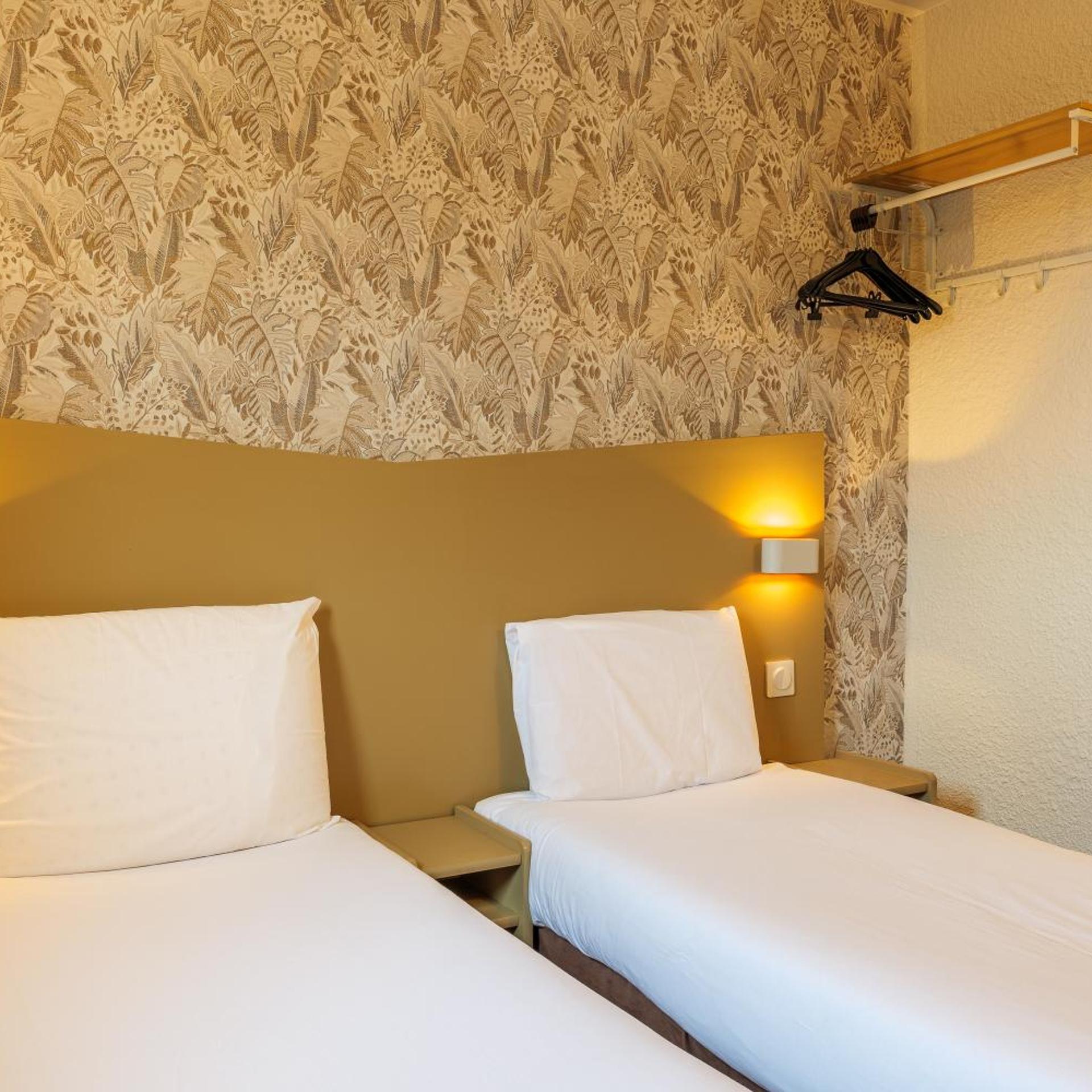Room, Twin Beds, KYRIAD CHANTILLY 4/10