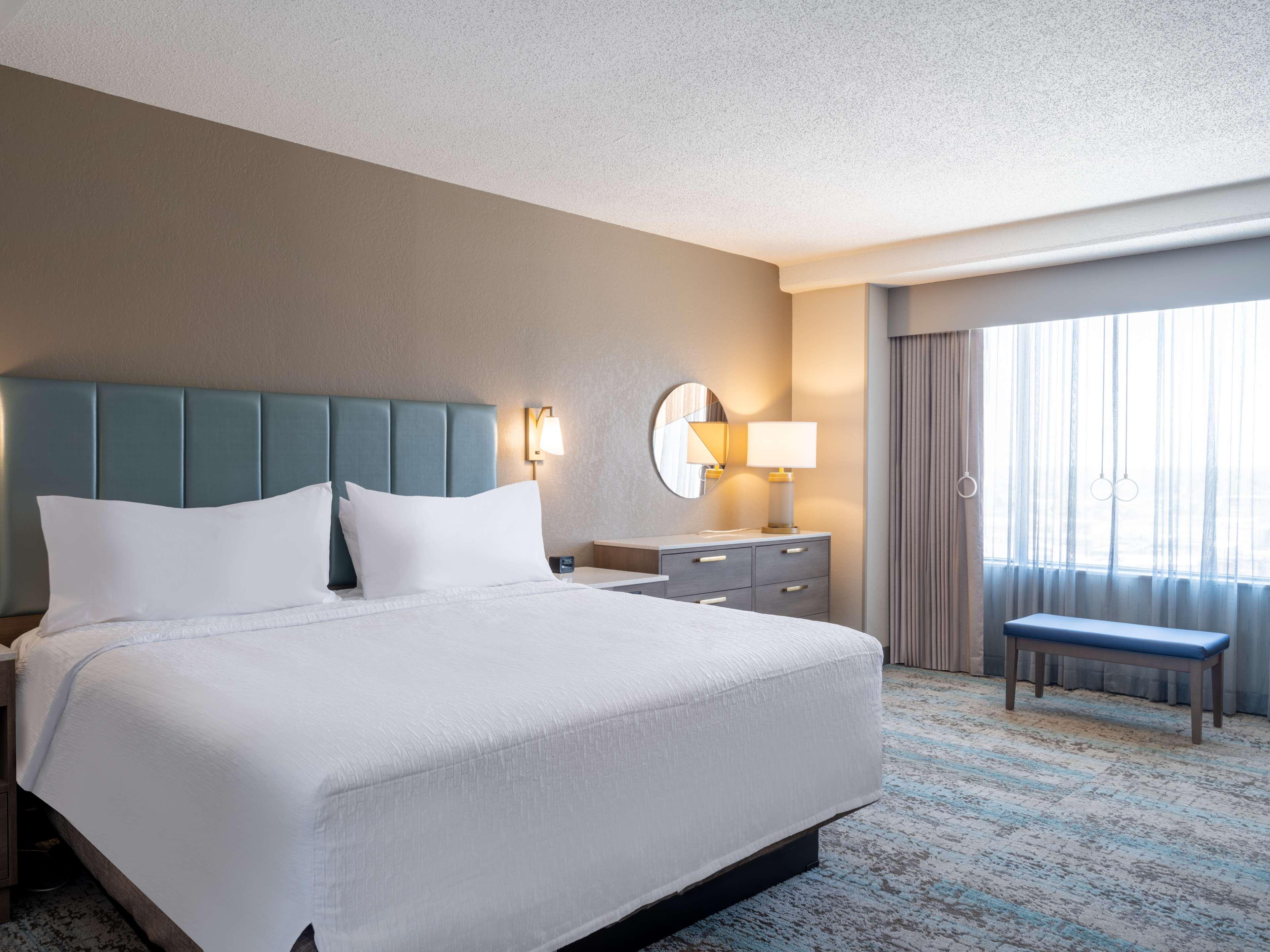 2 Bedrooms, Suite, 1 King or 2 Queen Beds, with View, 2 Bathrooms