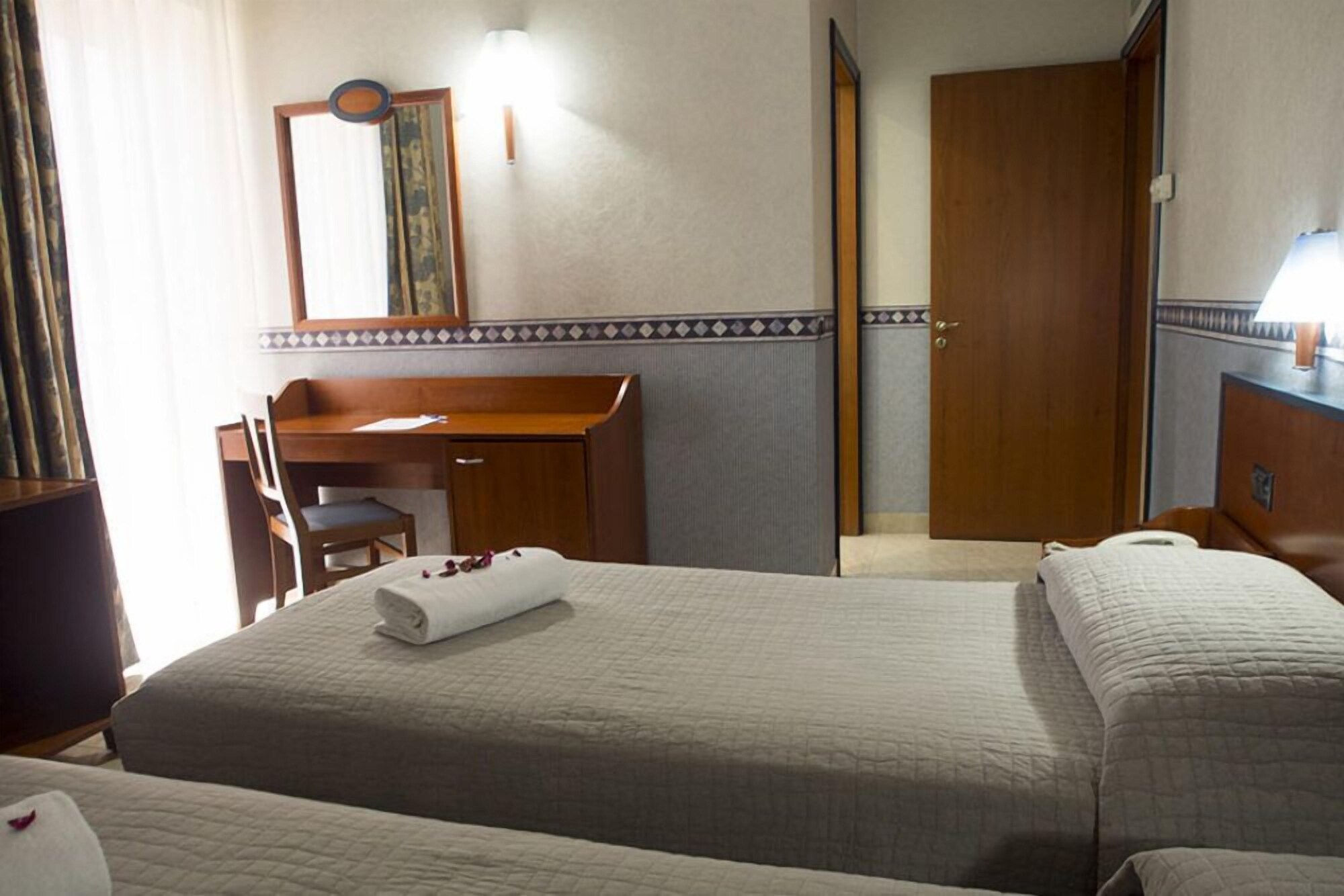 ROOM, DOUBLE OR TWIN BED